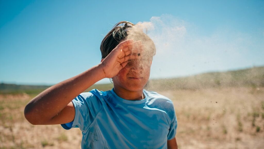 Niño expuesto al polvo ambiental, una de las causas más comunes en Santiago del Estesro. de ojos rojos por agentes irritantes externos.