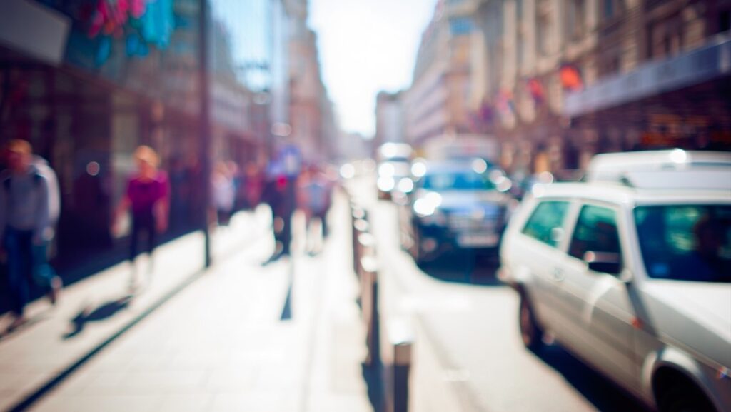 Simulación visual de visión borrosa en una ciudad transitada, representando cómo se perciben los entornos con problemas de enfoque ocular.