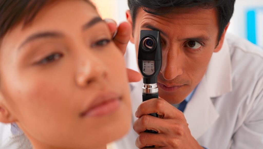 Evaluación médica del fondo de ojo para detectar desprendimiento de retina en paciente adulta en clínica oftalmológica argentina.