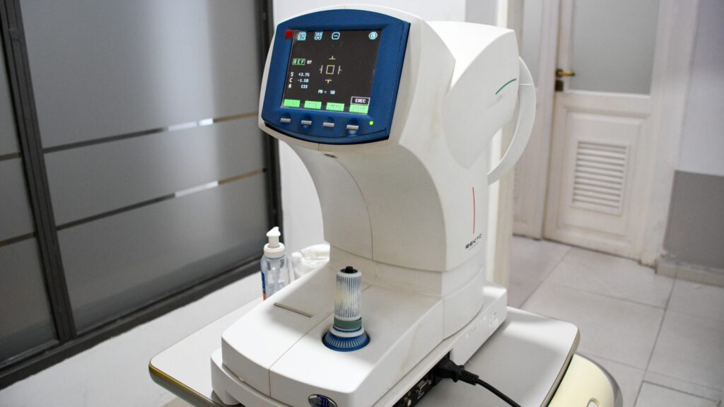 Equipamiento oftalmológico utilizado para diagnosticar conjuntivitis en clínica oftalmológica en Argentina