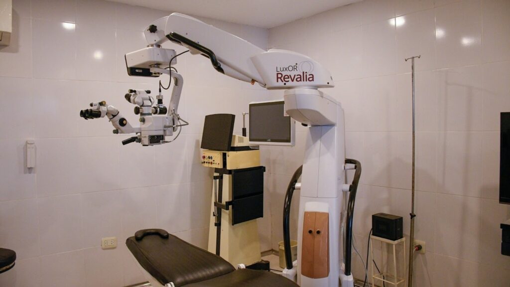 Equipo oftalmológico para cirugía y control de la vista después de los 60 en clínica especializada en Argentina.